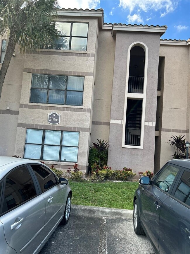 2866 S University Dr in Davie, FL - Foto de edificio - Building Photo