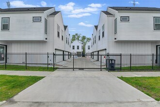 9902 Clark Rd in Houston, TX - Building Photo - Building Photo