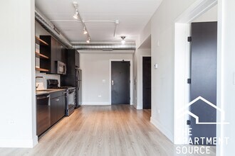 914 W Belmont Ave, Unit 604 in Chicago, IL - Foto de edificio - Building Photo