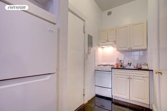 8 W 90th St in New York, NY - Building Photo - Building Photo