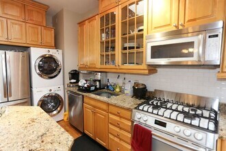 4621 N Malden St, Unit J05P in Chicago, IL - Building Photo - Building Photo