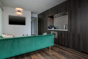 161 Cumberland St in Toronto, ON - Building Photo