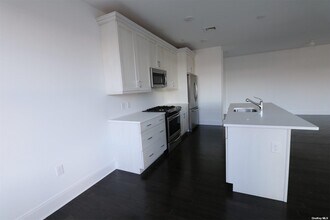 516 Marina Pointe Dr in East Rockaway, NY - Building Photo - Building Photo