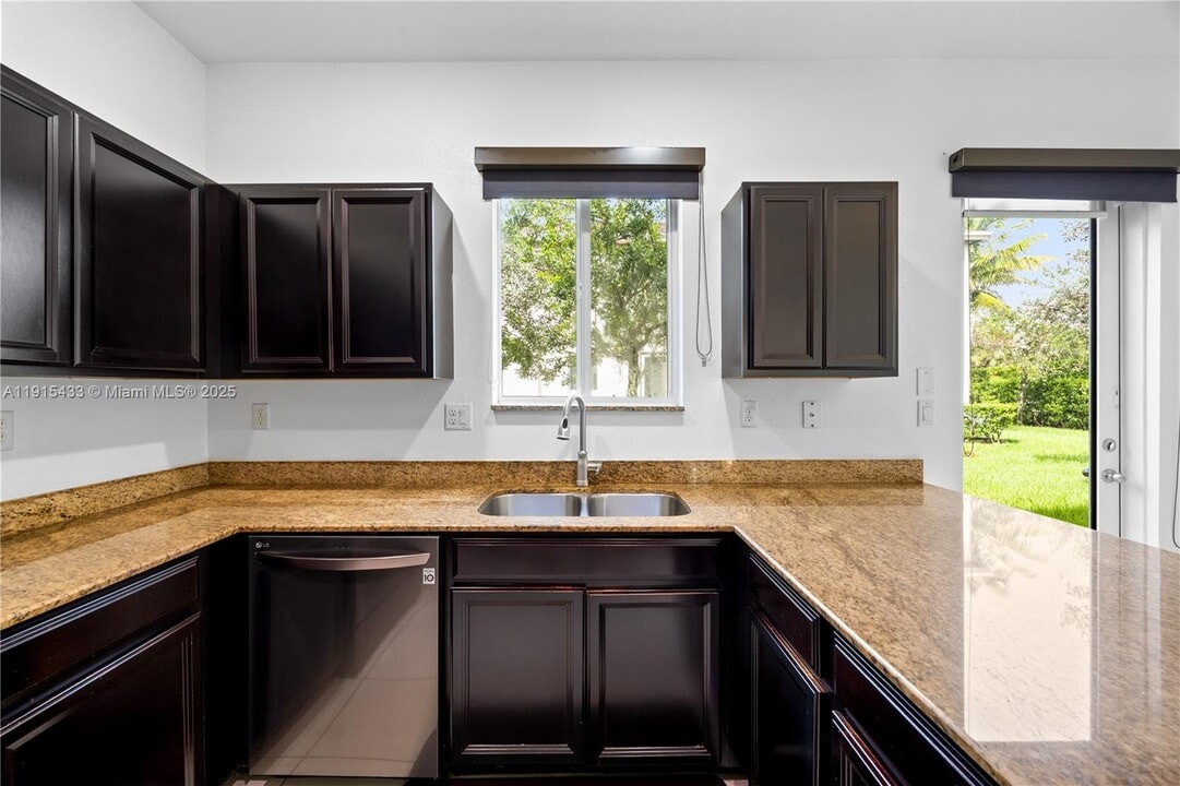 21416 NW 13th Pl in Miami Gardens, FL - Building Photo