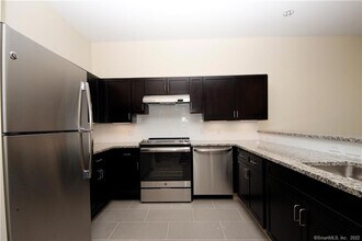 215 Stillwater Ave in Stamford, CT - Building Photo - Building Photo