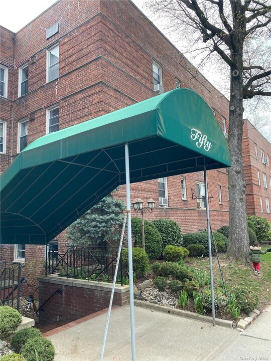 50 S Middle Neck Rd-Unit -1H in Great Neck, NY - Building Photo