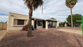 2714 W Ellis Dr in Tempe, AZ - Building Photo