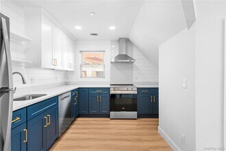 584 Main St in Islip, NY - Building Photo - Building Photo