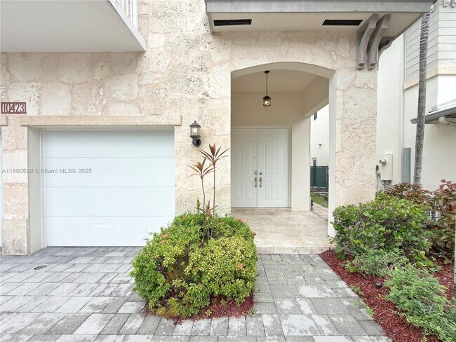 10423 NW 70th Ln in Doral, FL - Building Photo - Building Photo