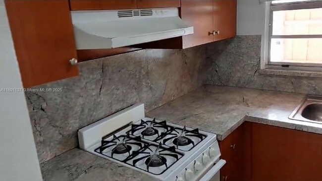 6850 W 14th Ct in Hialeah, FL - Building Photo - Building Photo