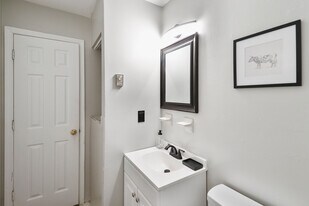 706 Grant Ave, Unit 704 in Virginia Beach, VA - Building Photo