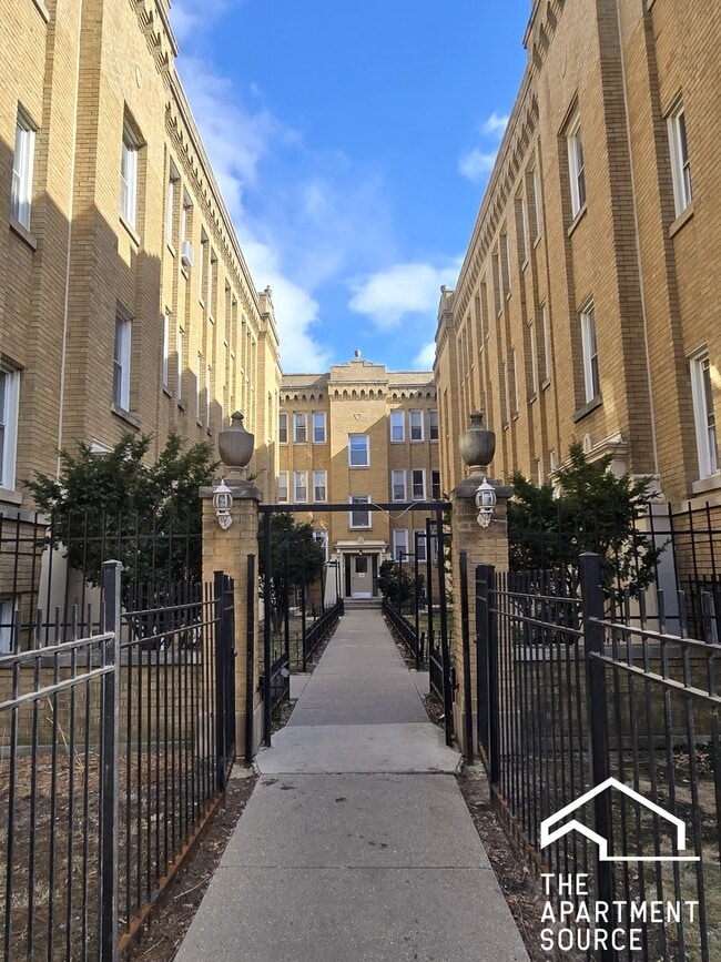 property at 4931 N Whipple St
