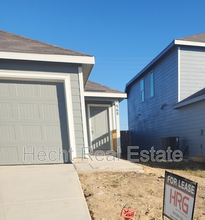 968 Creek in Seguin, TX - Building Photo