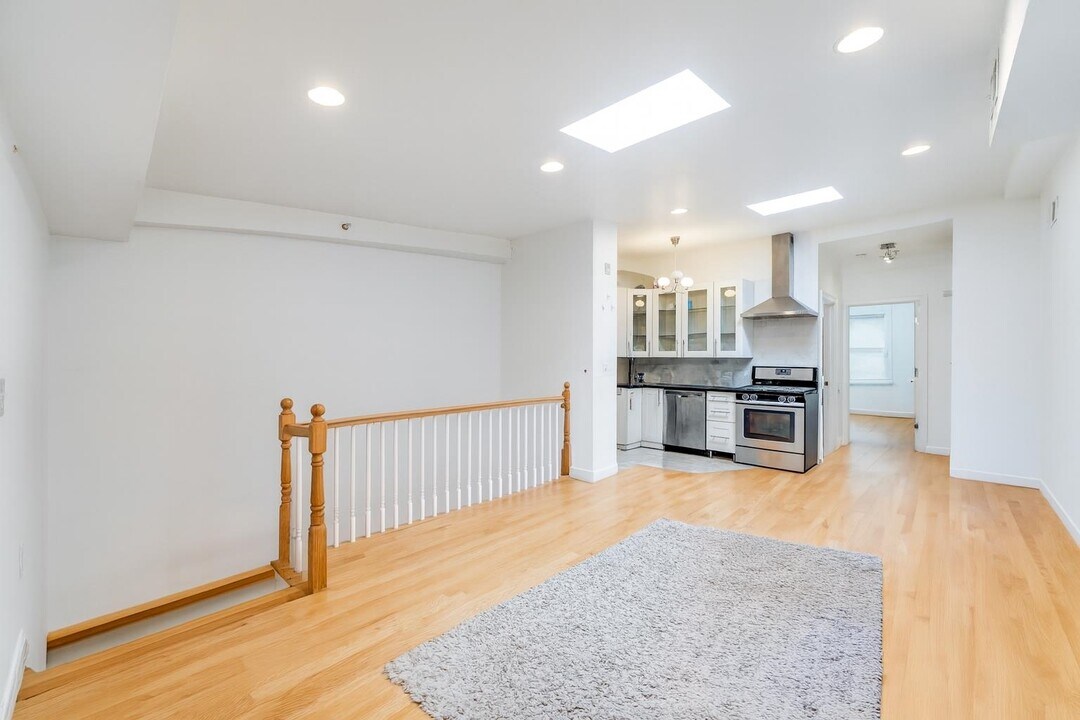 163 Grand St in Jersey City, NJ - Building Photo