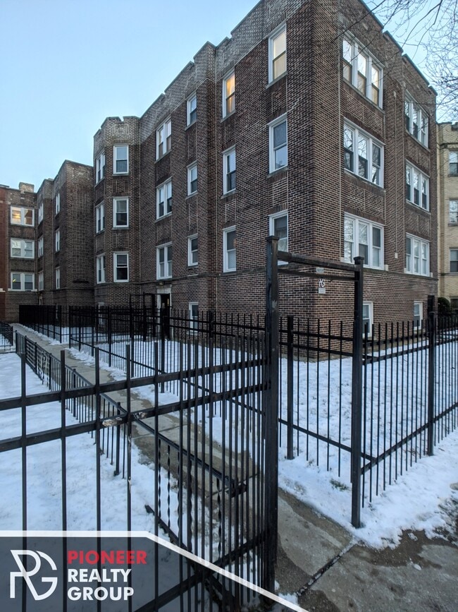 5029 N Harding Ave, Unit #5027-3E