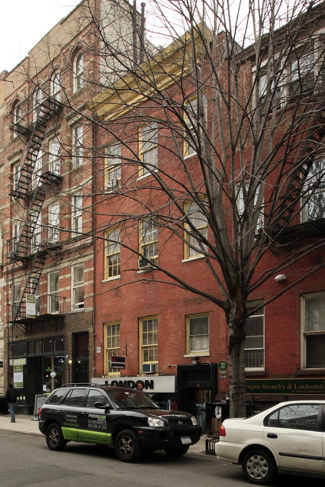 84 Christopher Street in New York, NY - Foto de edificio - Building Photo