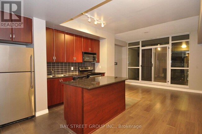 225-225 Webb Dr in Mississauga, ON - Building Photo - Building Photo
