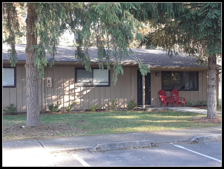 Rainier Terrace in Lakewood, WA - Building Photo