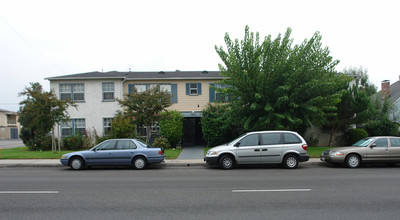 410 Sierra Madre Blvd in Pasadena, CA - Foto de edificio - Building Photo