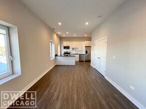 1724 W Greenleaf Ave, Unit 202 in Chicago, IL - Building Photo - Building Photo
