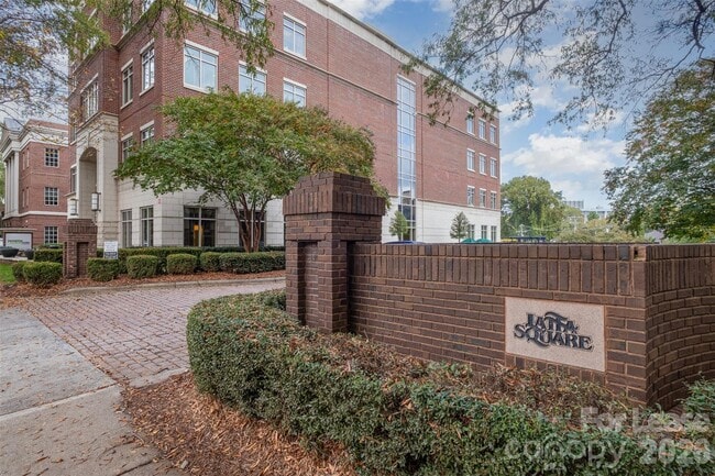 1101 E Morehead St in Charlotte, NC - Building Photo - Building Photo