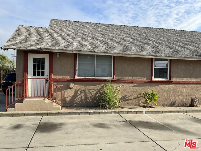 property at 1324 N Mt Vernon Ave