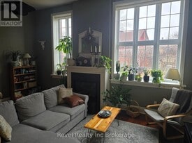 81 Broadway St in Woodstock, ON - Building Photo