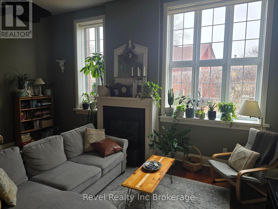 81 Broadway St in Woodstock, ON - Building Photo