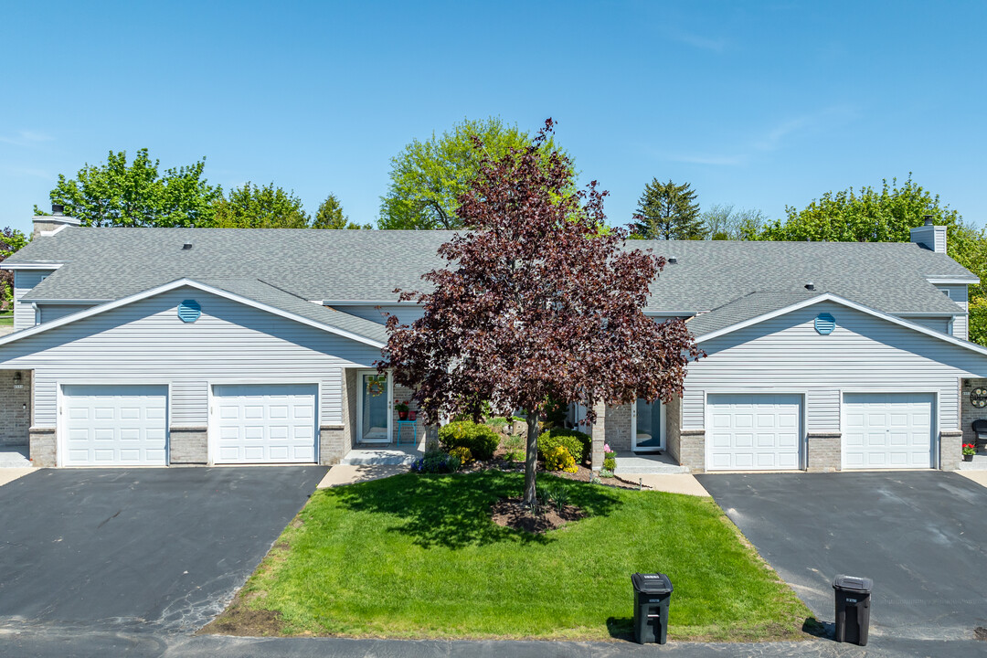 Sunset Twonhomes in Franklin, WI - Building Photo