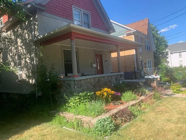 property at 910 W Huron St