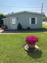 161 Charlotte Dr in East Greenwich, RI - Building Photo