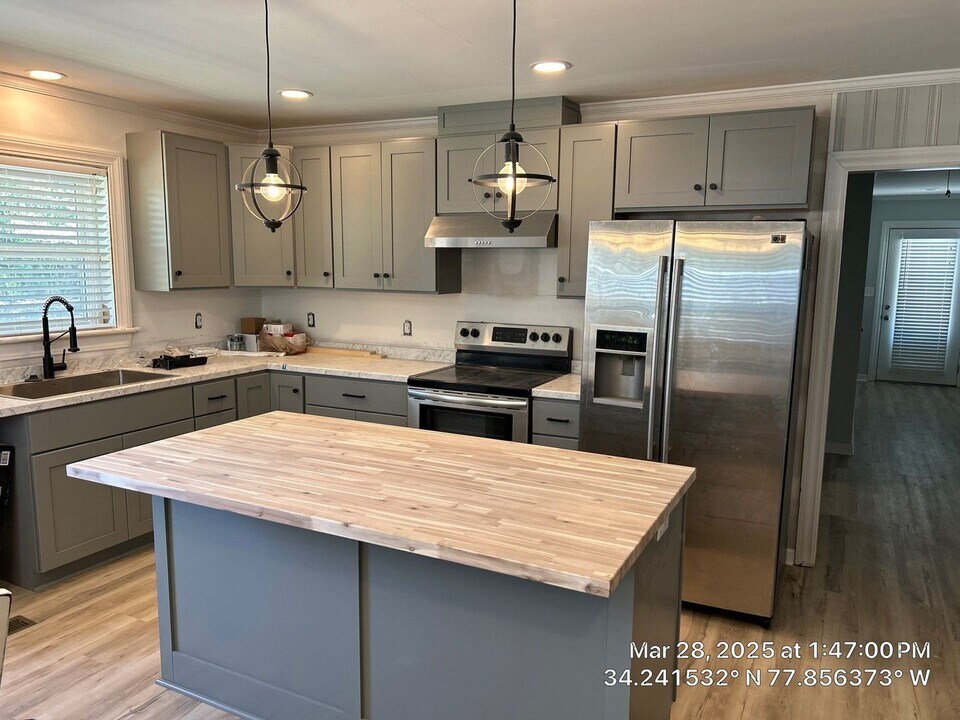 701 Eastwood Rd in Wilmington, NC - Building Photo