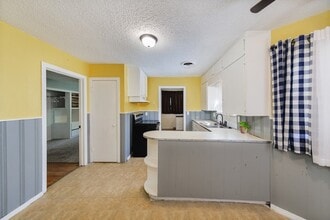 1002 Lowrie St in Bowie, TX - Building Photo - Building Photo