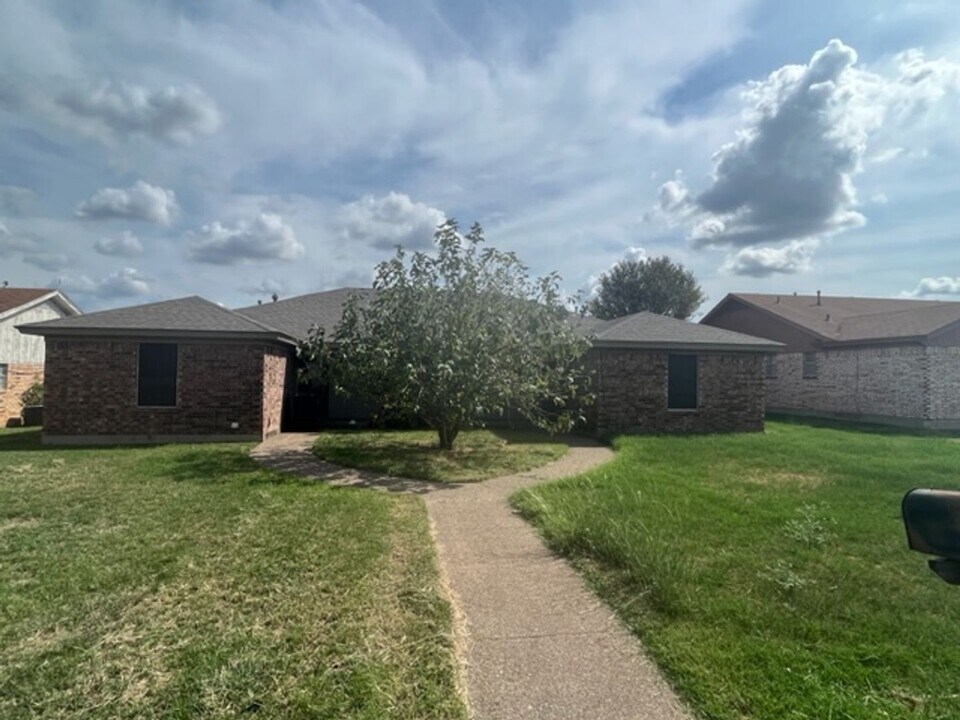 1300 N Nolan River Rd-Unit -A in Cleburne, TX - Building Photo