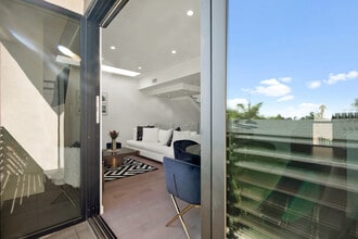 823 N Fuller Ave, Unit E in Los Angeles, CA - Foto de edificio - Building Photo