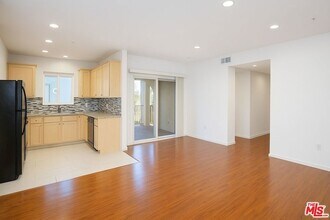 12132 Hart St, Unit 201 in Los Angeles, CA - Foto de edificio - Building Photo