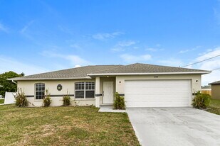 845 SW 37th Ln in Cape Coral, FL - Building Photo