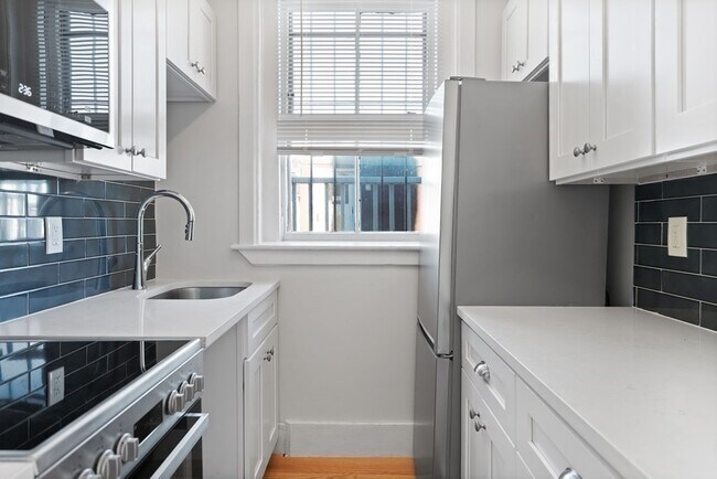 33 Grove St, Unit 9 in Boston, MA - Building Photo - Building Photo