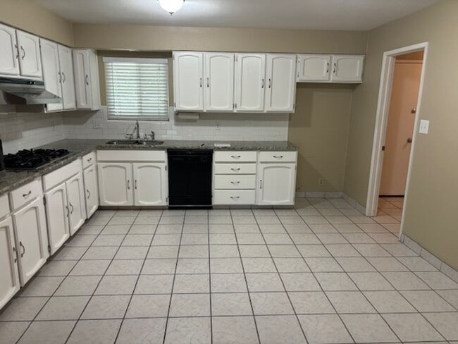 100 S Allen Dr in Lodi, CA - Building Photo - Building Photo