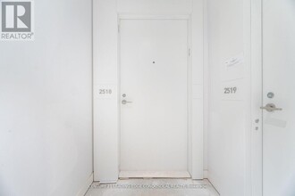 230 Simcoe St in Toronto, ON - Building Photo - Building Photo