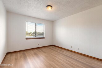 120 Lakewood Village Cir in Daytona Beach, FL - Foto de edificio - Building Photo