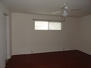 2001 Branard St, Unit 10 in Houston, TX - Building Photo - Building Photo
