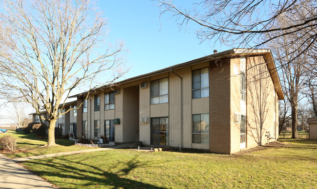 Village Square Apartments in Hebron, OH - Building Photo - Building Photo