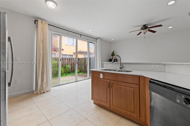 8394 NW 113th Path in Doral, FL - Foto de edificio - Building Photo