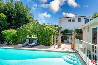 4240 Matilija Ave in Los Angeles, CA - Foto de edificio - Building Photo