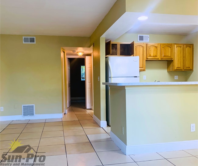 900 S Peninsula Dr in Daytona Beach, FL - Foto de edificio - Building Photo