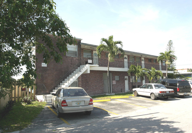 806 SW 2nd St in Hallandale Beach, FL - Building Photo - Building Photo