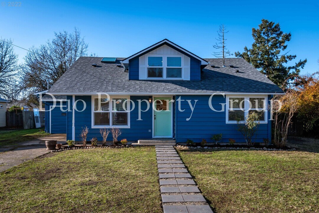 1358 8th St in Springfield, OR - Building Photo