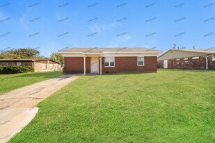 1932 Lariet Ln in Del City, OK - Building Photo