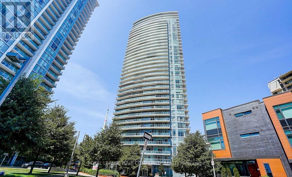 70 Forest Manor Rd in Toronto, ON - Building Photo